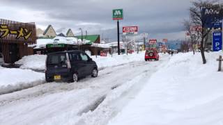 御殿場・小山消防本部のランクルが雪の道を走って行く・・・。 [upl. by Alyakcm]