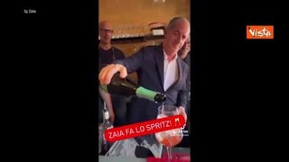 Zaia prepara uno spritz miscela prosecco e bitter con maestria in un video diventato virale [upl. by Airelav484]