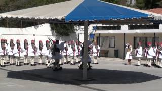 Ευζωνες Σημαια Προεδρικη Φρουρα 1412 Evzones parade [upl. by Fahey]