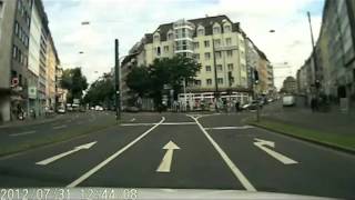 Fußgänger geht über rote Ampel GEFÄHRLICH [upl. by Kazue600]