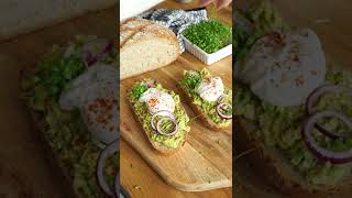 Recette  Toast avocat oeuf poché FR [upl. by Lynus]