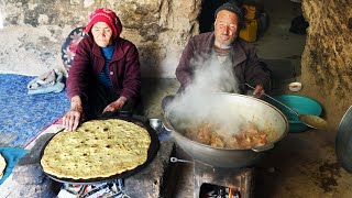 Old lover Cooking in the Cave like 2000 Years ago Living in the Cave with the Cold of Winter [upl. by Naesed]