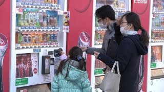 Le distributeur automatique  La haute technologie sur les trottoirs [upl. by Akialam]