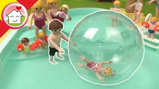 Playmobil en español La familia Hauser con la bola de agua hinchable en el parque acuático [upl. by Kciredor755]