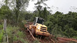 PÁ caregadeira W130 NEW HOLLAND RG140B GD 655KOMATSU LIMPANDO BARRANCO [upl. by Aicnorev]