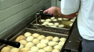 Oliebollen bakken Bakker Van de Ven [upl. by Analiese856]