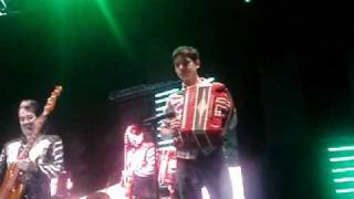 mi sobrino tocando con los tigres del norte [upl. by Aleina818]