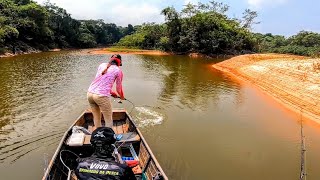 Ela me botou no bolso pescando com ISCA ARTIFICIAL mulher pesca muito [upl. by Keese]