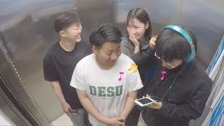 Singing out of Tune in the Elevator  Prank 男生在电梯里带着耳机唱歌跑调，大家的反应太真实了 [upl. by Llennol]