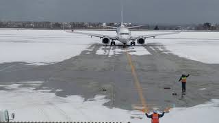 雪の函館空港 スポットイン マーシャラーの動作に違和感！ [upl. by Horwitz698]