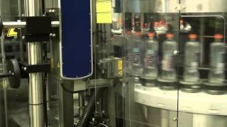 Domino Marquage  Impression laser D320i sur bouteille en plastique [upl. by Beitris]