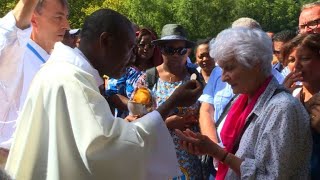 Des pèlerins catholiques célèbrent lAssomption à Lourdes [upl. by Rubio]