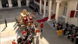 Koning WillemAlexander en koningin Máxima stappen in de Gouden Koets bij paleis Noordeinde [upl. by Cosimo]