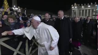 Una fedele strattona Papa Francesco e lui reagisce [upl. by Vetter]