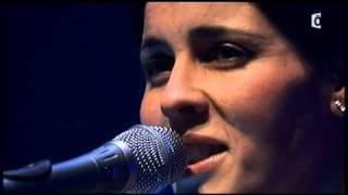 Souad Massi  Hakda Wela Ktar live [upl. by Keese]