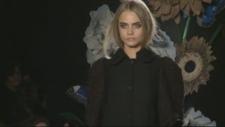 London Fashion Week Cara Delevingne walks in the Mulberry Show and Lana Del Rey sits on the FROW [upl. by Aneema]