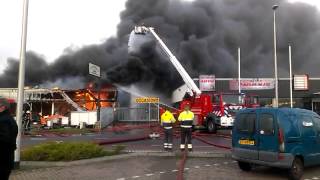 Uitslaande brand in kringloopwinkel Leeuwarden [upl. by Alsworth610]