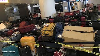 Caos de equipajes perdidos en el aeropuerto JFK de Nueva York [upl. by Sirob]