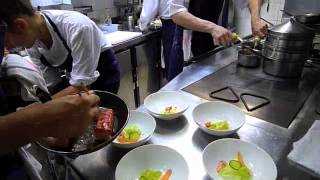 Ambiance de service dans la cuisine de Pascal Barbot lAstrance Paris [upl. by Annaynek]