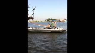 Sleepboot Westerdok 2 vertilt zich aan ZS Tres Hombres in Amsterdam [upl. by Eran]