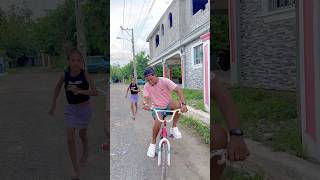 A esta niña le encanta montar bicicleta 🚴🏻‍♀️👧🏻🤣 bicicleta moto shorts funny comedy [upl. by Imefulo143]