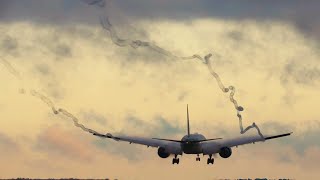 Impressive Aircraft Wake Vortices Qatar Boeing 777 Landing London Heathrow [upl. by Chien]