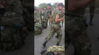 Militares bailando pipiripau [upl. by Yeleek]