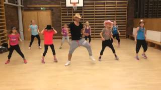 Zumba kids på Danscenter Piradinha  Gabriel Valim amp Henry Mendez [upl. by Nois]