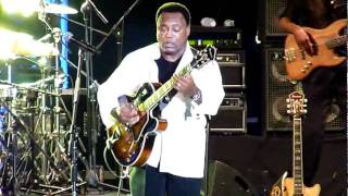 George Benson  Weekend in LA Arena Flegrea Napoli 1372011 [upl. by Sirac]