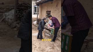 A Disabled man is helping a poor man by giving him goods viralvideo youtube poordisabledman [upl. by Tewell]