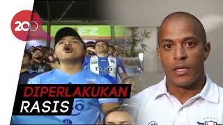 Diteriaki Suara Monyet Pemain Brasil Ini Keluar Lapangan [upl. by Prudence]