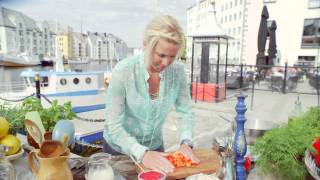 Tinas sommer Sommerlig fiskesuppe med reker og laks [upl. by Initirb]