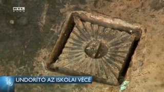 Undorító az iskolai vécé 160309 [upl. by Auston591]