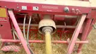 pressage avec Round Baller Welger et tracteur IH 946 dans paille [upl. by Ayel658]