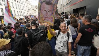 France  des milliers de personnes dans la rue contre la nomination de Barnier [upl. by Ekoorb59]