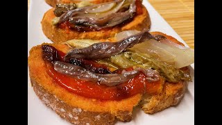 ESCALIBADA RECETA TIPICA CATALANA CON PAN CON TOMATE [upl. by Delmar]