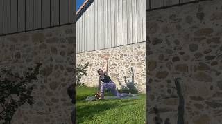 Voici comment modifier la fente en torsion ☀️ yoga yogasana yogadebutant [upl. by Gassman]