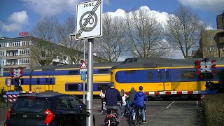 Spoorwegovergang NaardenBussum  Dutch railroad crossing [upl. by Aihsekat]