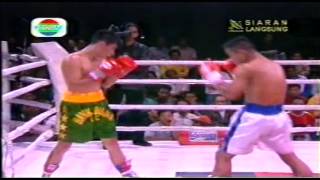 Then WBA champion Chris John WTKO 5 Pecharoen sor Vorapol 2002 [upl. by Ydissac]