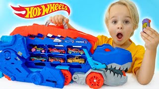 Chris juega con carritos de juguete y salva la ciudad de Hot Wheels [upl. by Theresina]