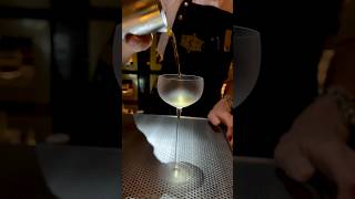 🍸 Cocteles de película 🤩 Bar Handshake shorts bartender [upl. by Eneiluj]