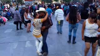 Omar y Flor su primer video bailando en la plaza [upl. by Leahicm305]