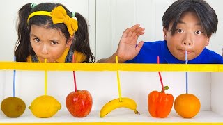 Ellie y Alex Toman Bebidas de Frutas Saludables y Charlotte Juega con Puesto de Limonada [upl. by Rollie]