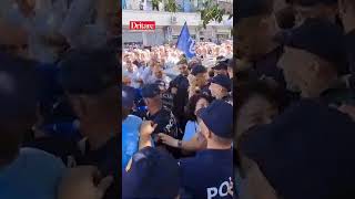 Mbështetësit e Berishës përplasen me policinë [upl. by Asiled325]