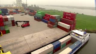 Lossen containers van binnenvaartschip voor wegtransport  Binnenvaart [upl. by Eniowtna]