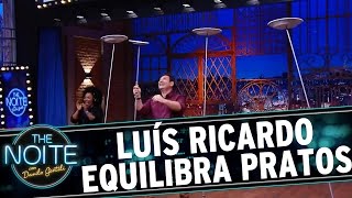 The Noite 040816  Luís Ricardo faz o circense e equilibra pratos sem fogo [upl. by Ananna]