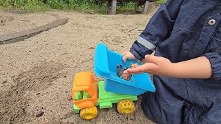 Spaßiges Sandspiel mit Lastwagen und Tieren am Strand [upl. by Almeida]