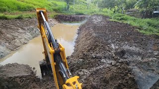 Macetes de Escavação de Tanque de Peixe retroescavadeira jcb3cx [upl. by Eladnyl]