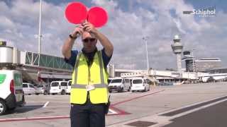 Een ochtend met een marshaller op Schiphol [upl. by Golden940]