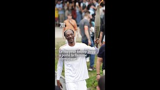 Le rappeur Snoop Dogg porte la flamme olympique en SeineSaintDenis [upl. by Aihsenot]